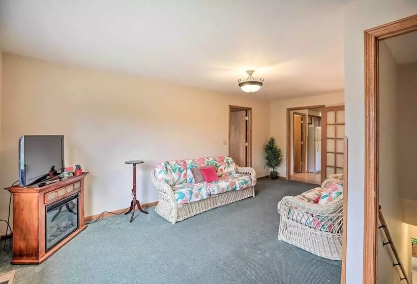 Eagles View  W/ Game Room   Walk To River!