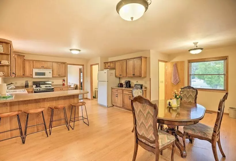 Eagles View  W/ Game Room   Walk To River!