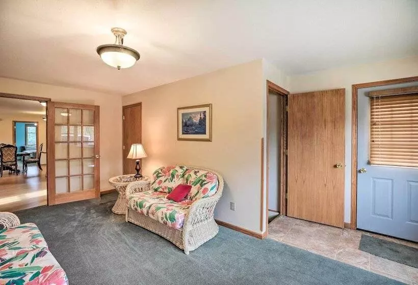 Eagles View  W/ Game Room   Walk To River!