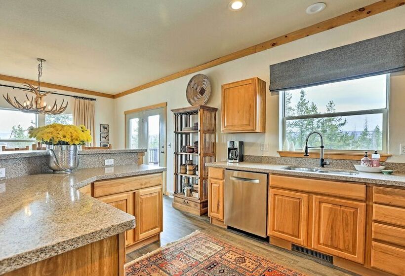 Mtn View Retreat W/ Hot Tub In Granby!