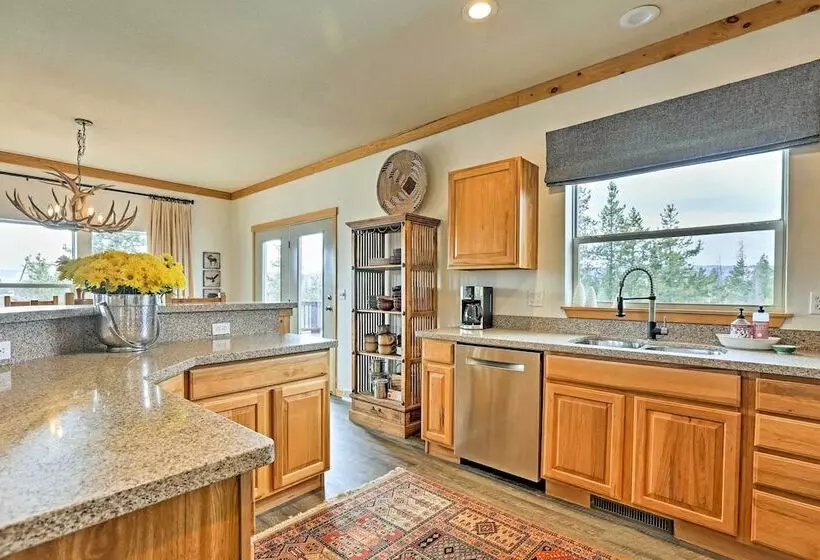 Mtn View Retreat W/ Hot Tub In Granby!