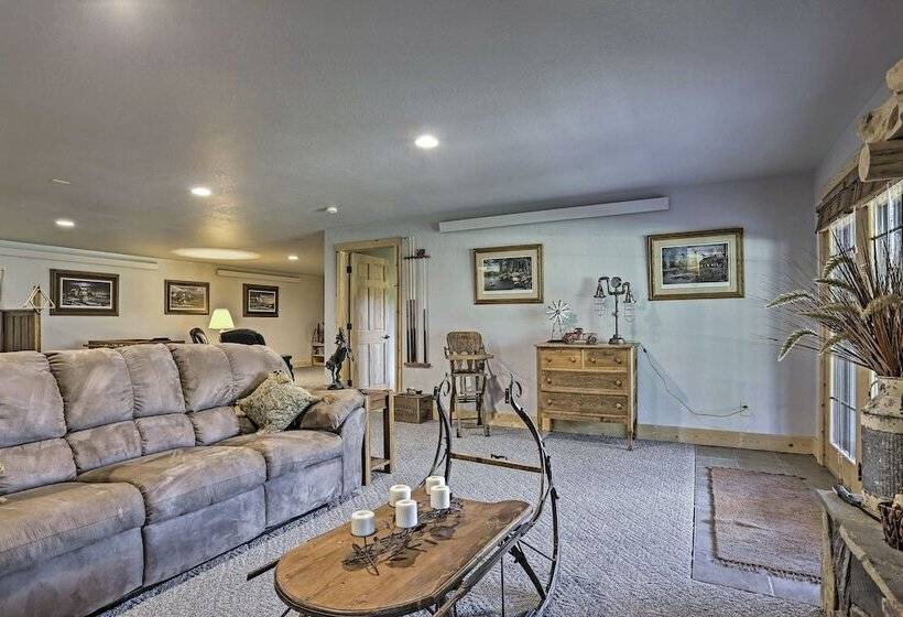 Black Hills Cabin: Hot Tub, Fishing Pond & Deck