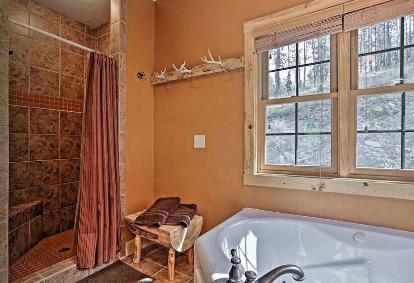 Black Hills Cabin: Hot Tub, Fishing Pond & Deck