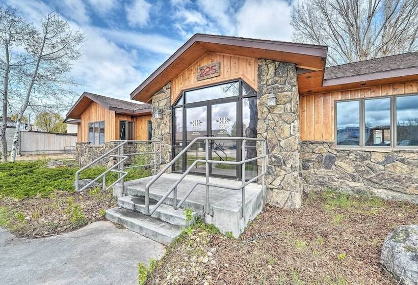 Large Ten Sleep Home On Main St, 10 Mins To Canyon