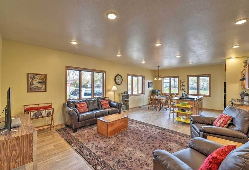 Large Ten Sleep Home On Main St, 10 Mins To Canyon