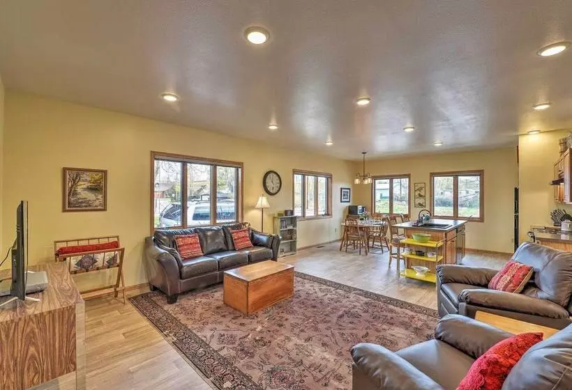 Large Ten Sleep Home On Main St, 10 Mins To Canyon