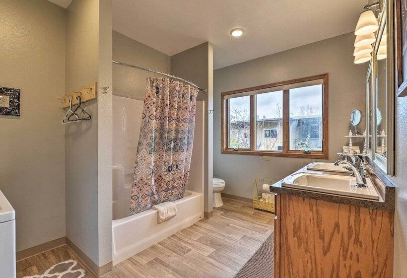 Large Ten Sleep Home On Main St, 10 Mins To Canyon