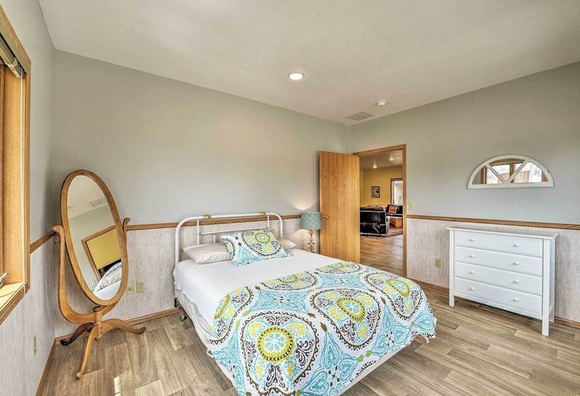 Large Ten Sleep Home On Main St, 10 Mins To Canyon