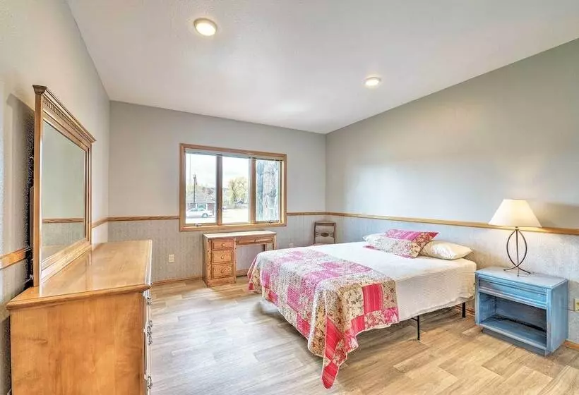 Large Ten Sleep Home On Main St, 10 Mins To Canyon