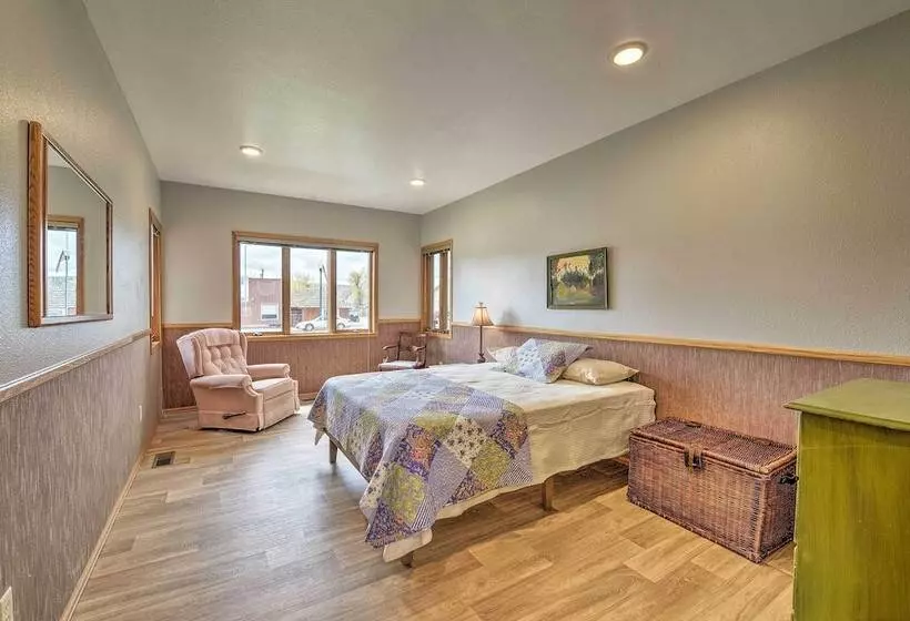 Large Ten Sleep Home On Main St, 10 Mins To Canyon