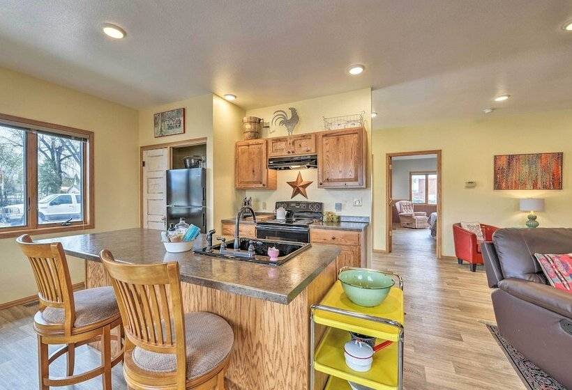 Large Ten Sleep Home On Main St, 10 Mins To Canyon