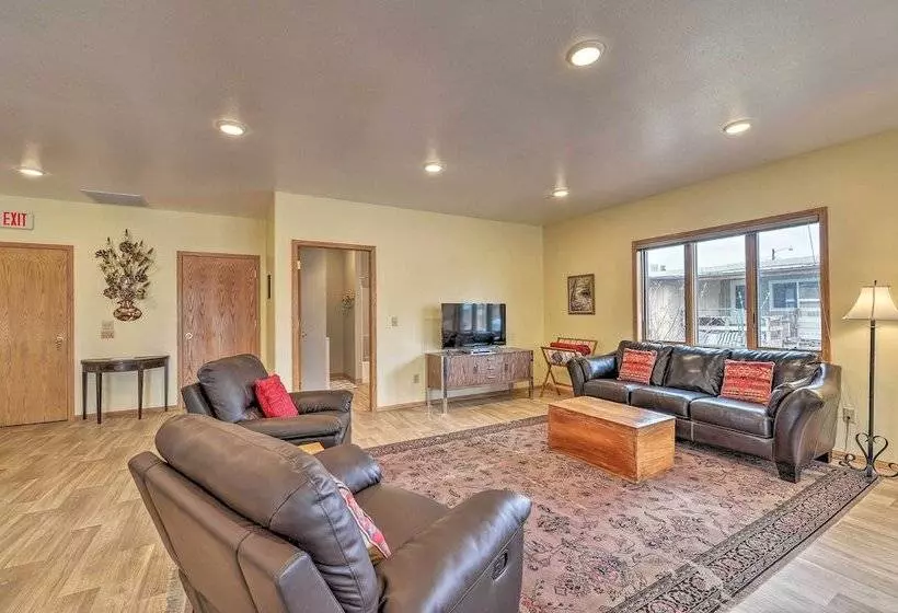 Large Ten Sleep Home On Main St, 10 Mins To Canyon