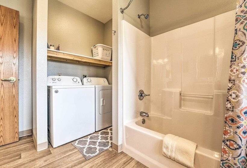 Large Ten Sleep Home On Main St, 10 Mins To Canyon