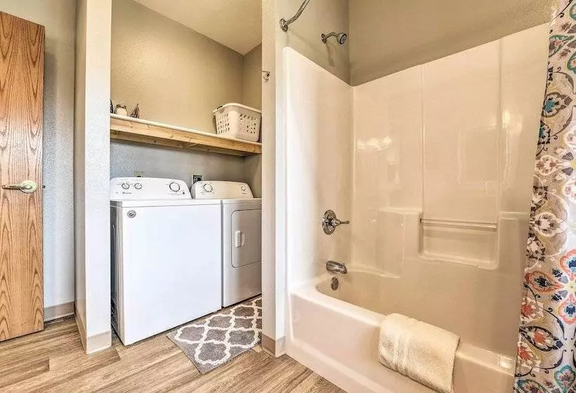 Large Ten Sleep Home On Main St, 10 Mins To Canyon