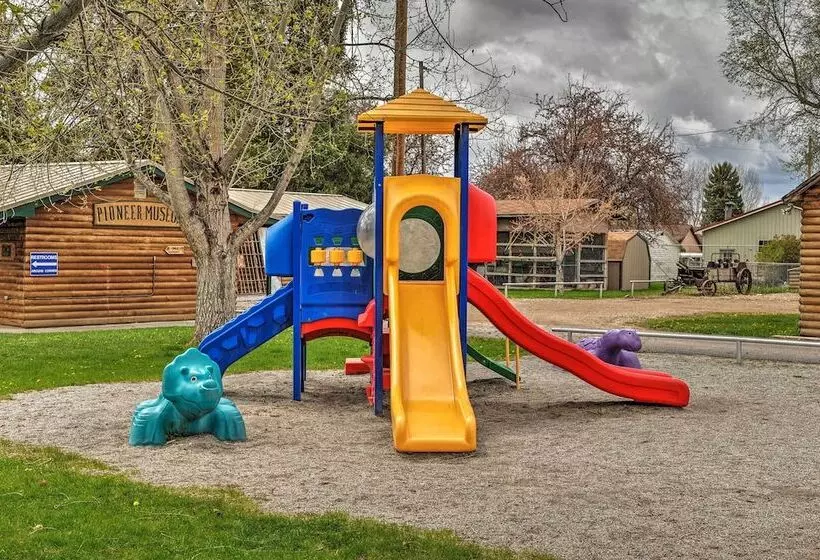 Large Ten Sleep Home On Main St, 10 Mins To Canyon