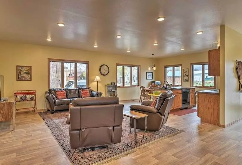 Large Ten Sleep Home On Main St, 10 Mins To Canyon