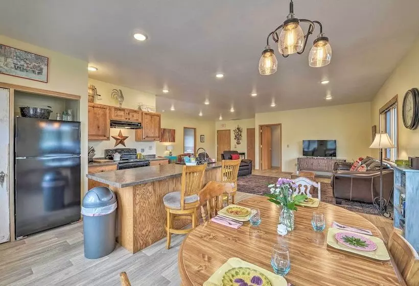 Large Ten Sleep Home On Main St, 10 Mins To Canyon