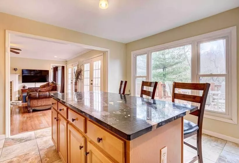 Louisville Area Home: Deck, Fire Pit, Creek!