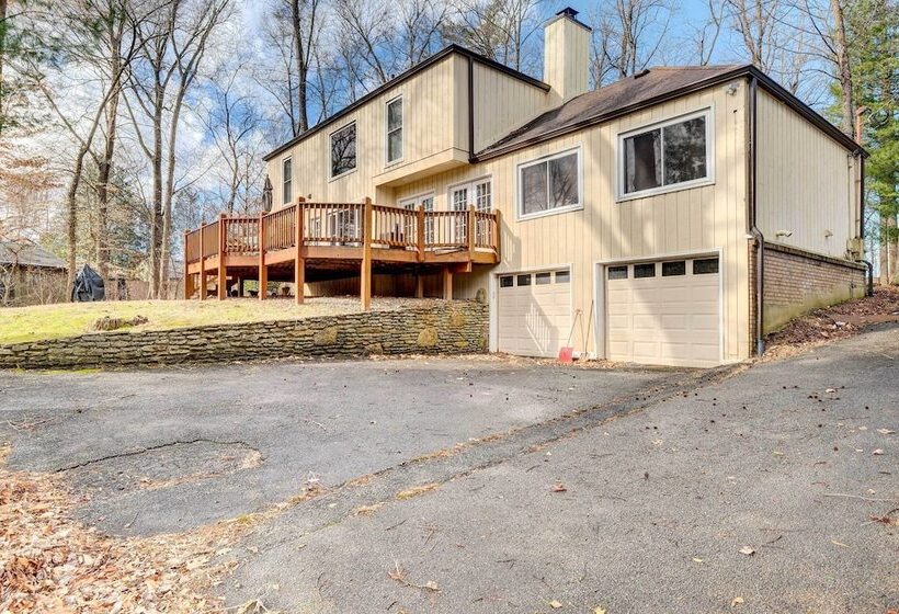 Louisville Area Home: Deck, Fire Pit, Creek!