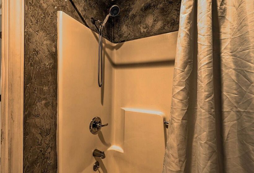 Luxury Mooresville Manor W/ Pool & Lake Access!