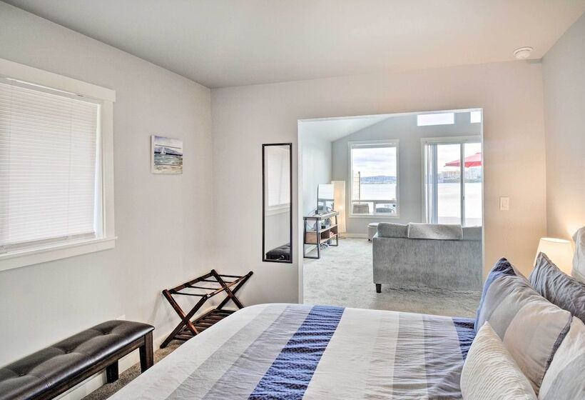 Manette Waterfront: Kayak The Bay & Walk To Town!