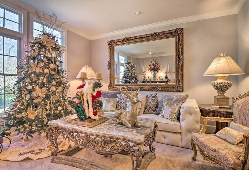 Million Dollar Estate By Downtown Franklin!