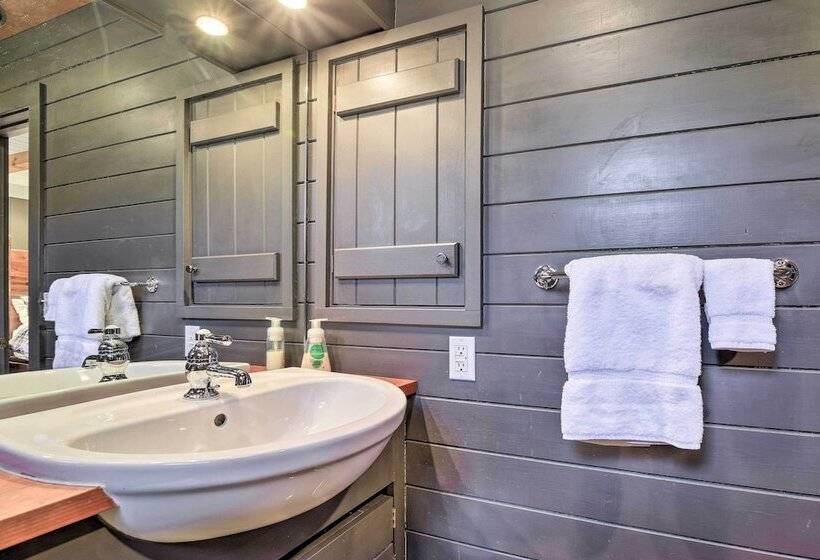 Mirror Lake Cabin ~ 1 Mi To Dtwn Highlands!