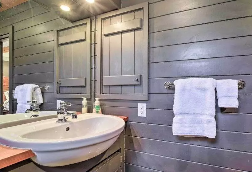 Mirror Lake Cabin ~ 1 Mi To Dtwn Highlands!