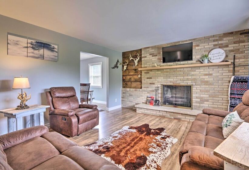 Modern Zanesville Escape W/ Deck & Spacious Yard