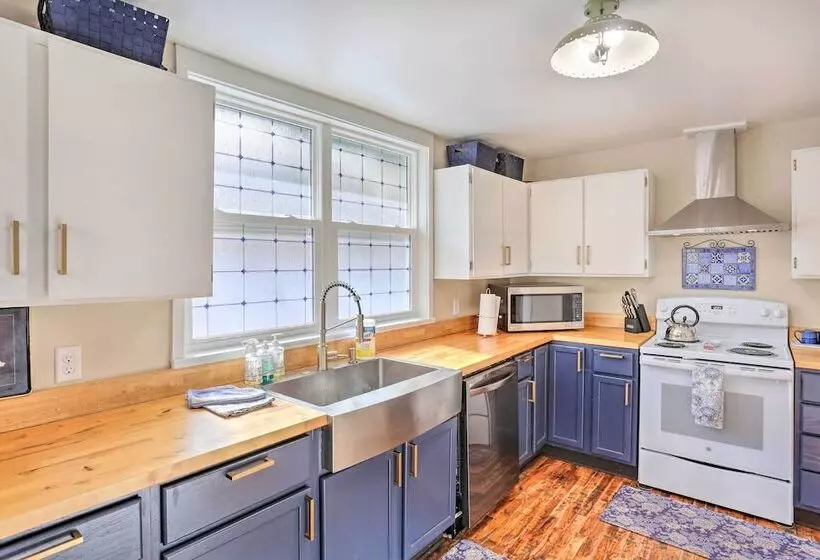 Mountain View Lead Home W/ Patio + Fire Pit!