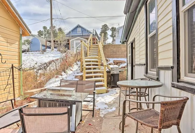 Mountain View Lead Home W/ Patio + Fire Pit!