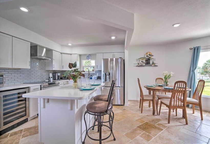 Newly Remodeled Gem On Homosassa River Canal!