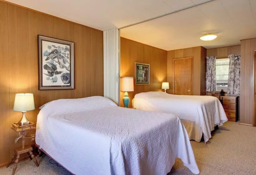 Pelican Lake Cabin: Private Beach + Scenic Sunsets