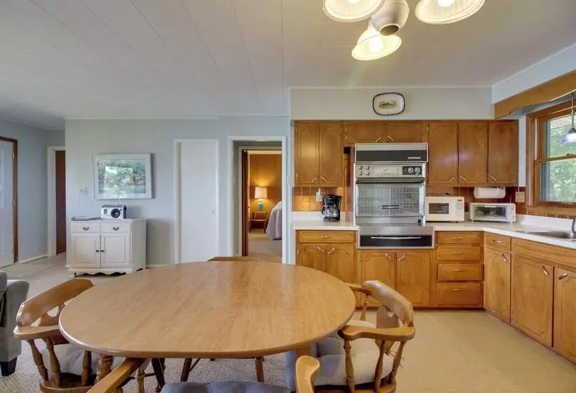 Pelican Lake Cabin: Private Beach + Scenic Sunsets