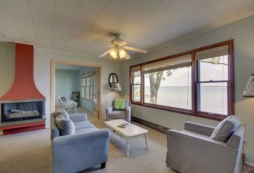 Pelican Lake Cabin: Private Beach + Scenic Sunsets