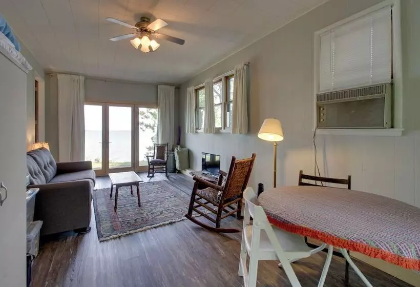 Pelican Lake Cabin: Private Beach + Scenic Sunsets