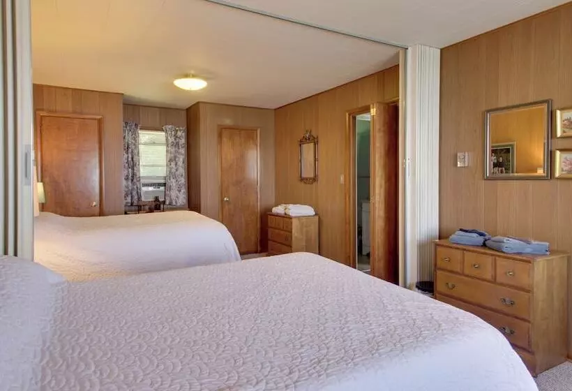 Pelican Lake Cabin: Private Beach + Scenic Sunsets