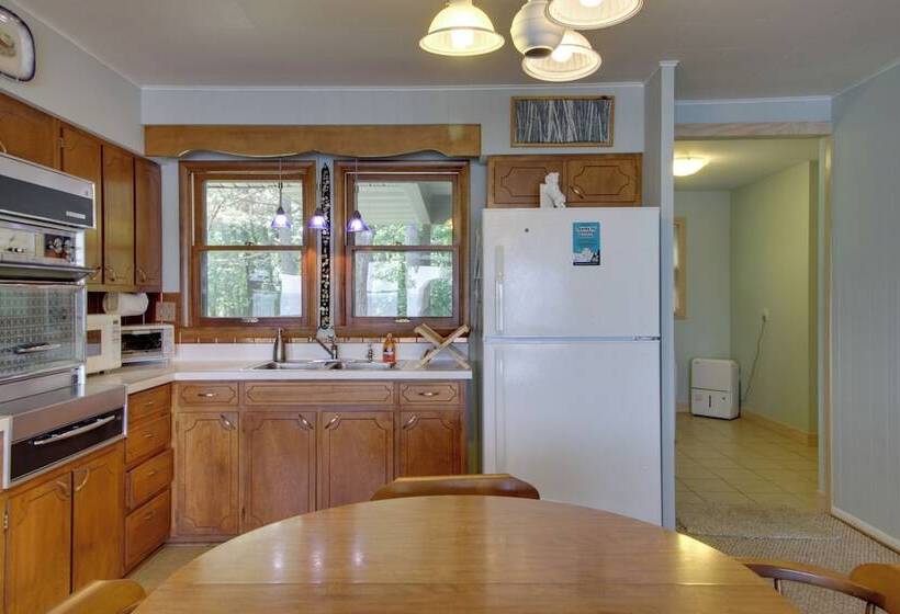 Pelican Lake Cabin: Private Beach + Scenic Sunsets