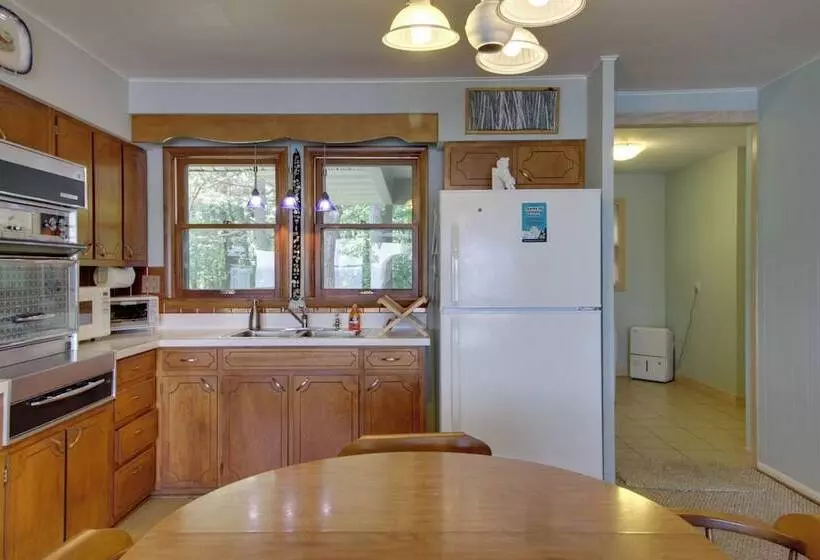 Pelican Lake Cabin: Private Beach + Scenic Sunsets