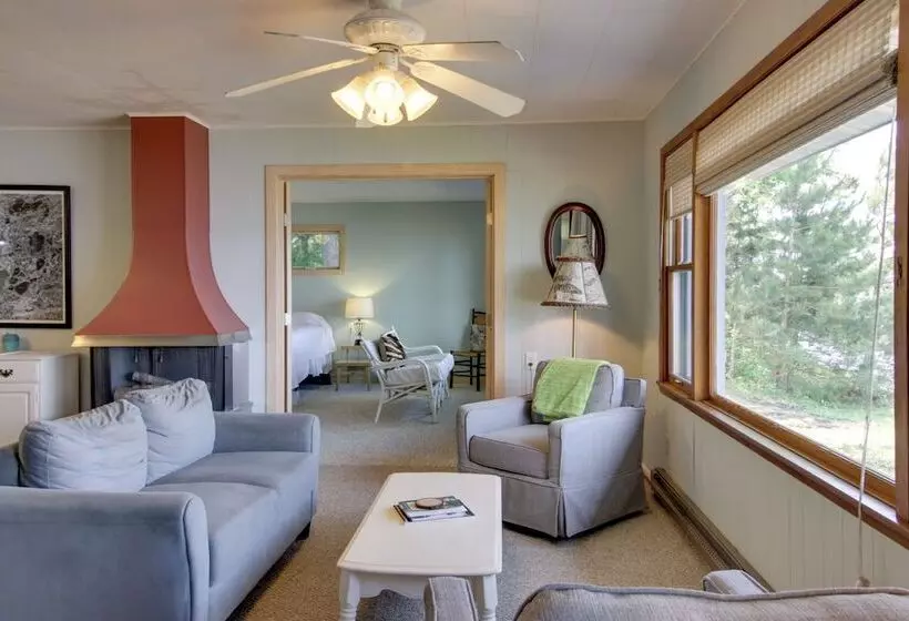 Pelican Lake Cabin: Private Beach + Scenic Sunsets