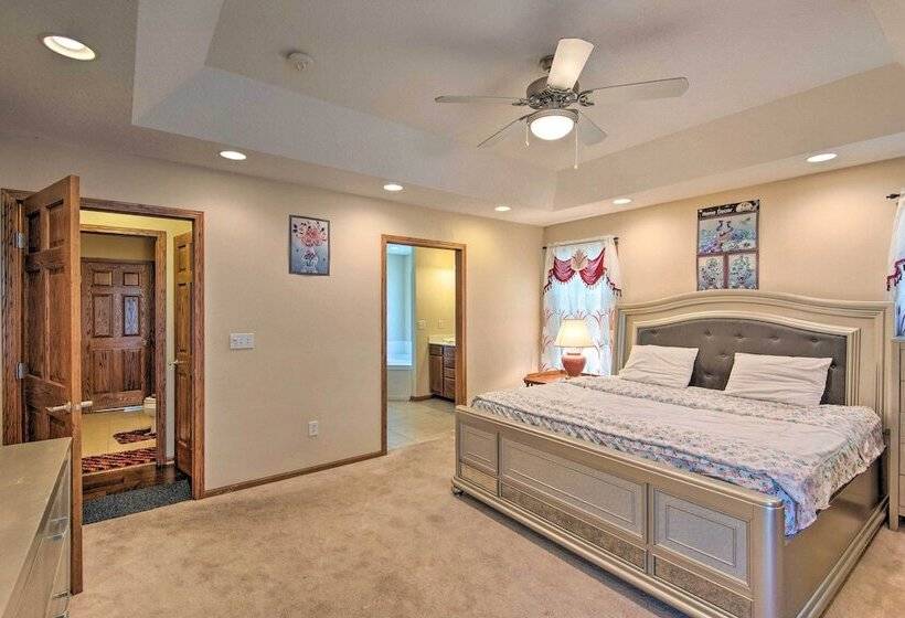 Pet Friendly Des Moines Home W/ Fenced Yard!