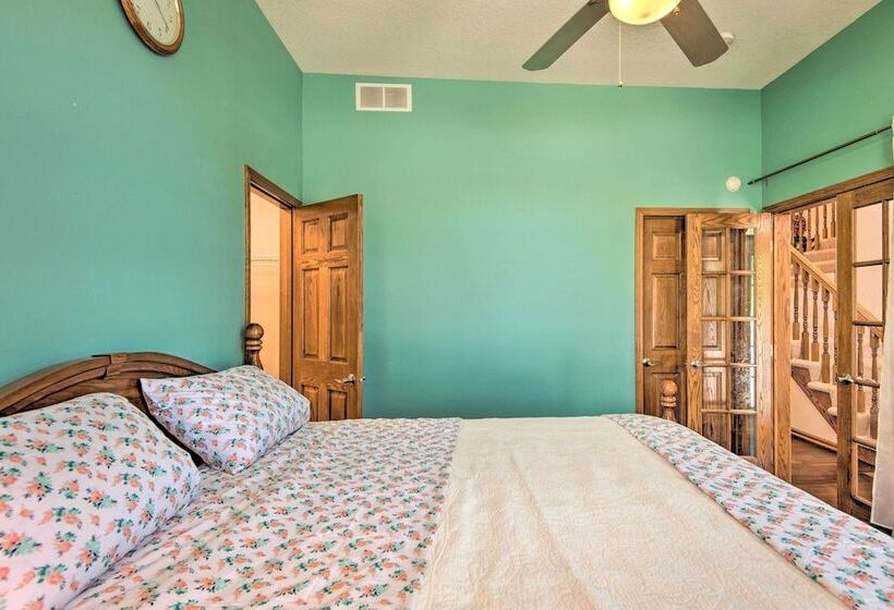 Pet Friendly Des Moines Home W/ Fenced Yard!