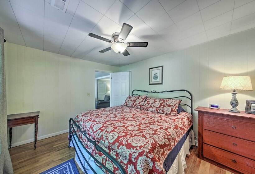 Pet Friendly Waterfront Hayesville Cottage!