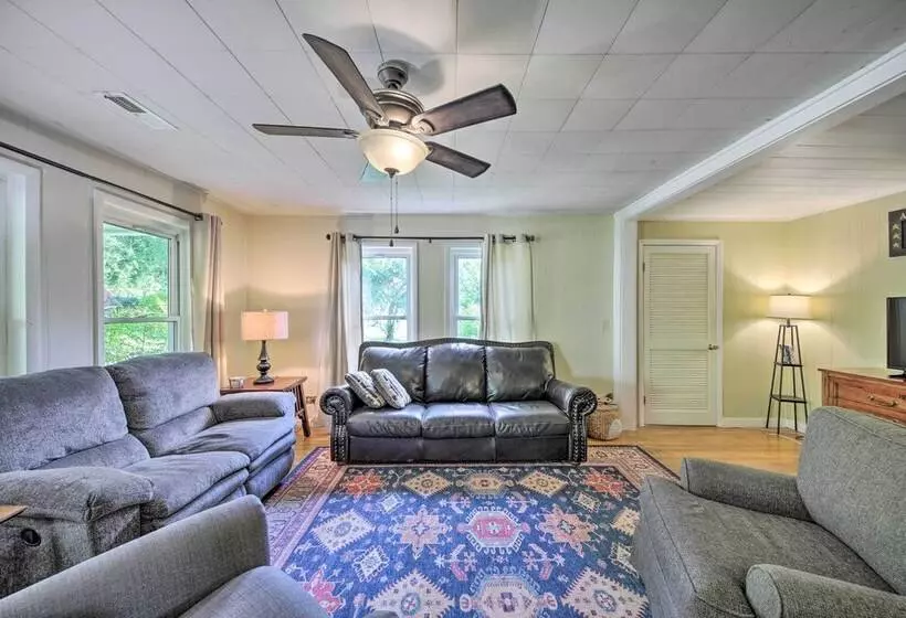 Pet Friendly Waterfront Hayesville Cottage!