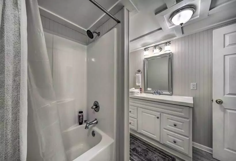 Pet Friendly Waterfront Hayesville Cottage!