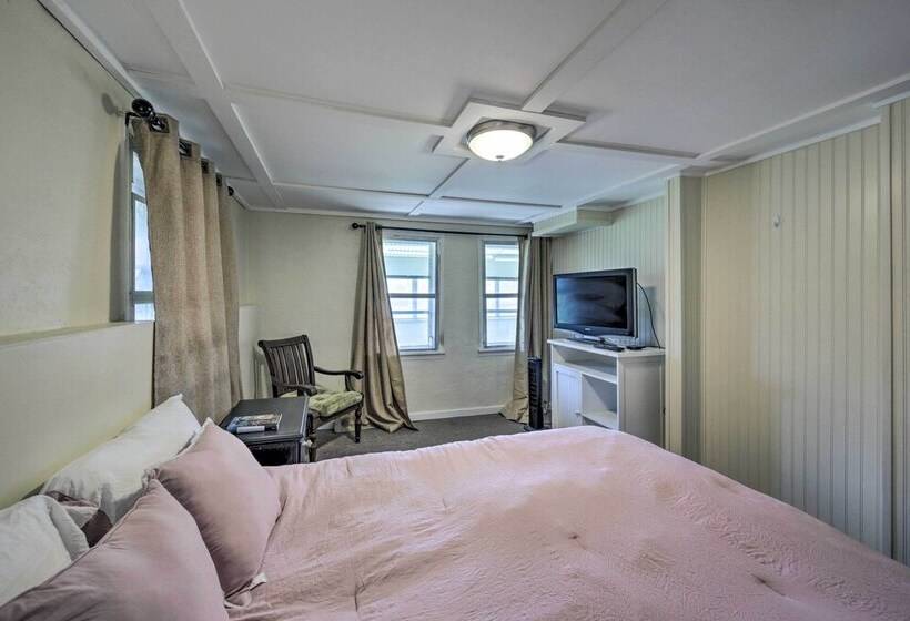 Pet Friendly Waterfront Hayesville Cottage!