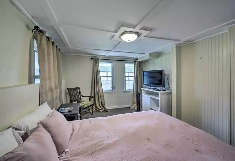 Pet Friendly Waterfront Hayesville Cottage!