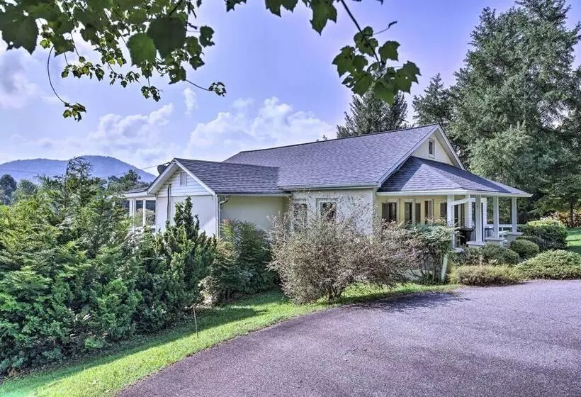 Pet Friendly Waterfront Hayesville Cottage!