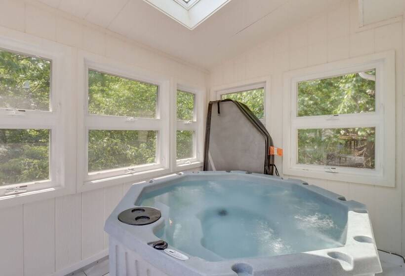 Gas Grill, Lake Access: Scenic Poconos Retreat!