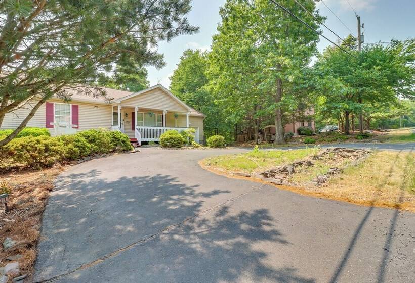 Gas Grill, Lake Access: Scenic Poconos Retreat!